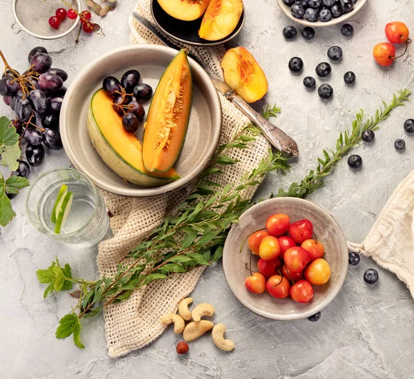 ライトグレーのテーブルにフルーツの品揃え 夏のフードコンセプト トップビュー フラットレイアウト — ストック写真