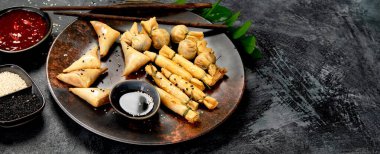 Gri arka planda farklı çöplükler var. Geleneksel Asya yemekleri. Boşluğu kopyala