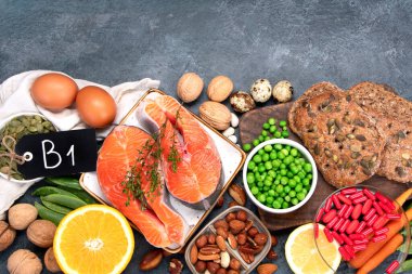 Koyu arkaplanda yüksek miktarda B1 vitamini var. Sağlıklı beslenme konsepti. Üst görünüm, düz görünüm, kopyalama alanı