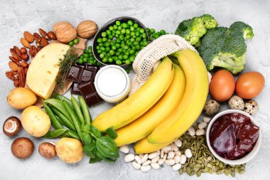 Koyu arkaplanda yüksek miktarda B7 vitamini var. Sağlıklı beslenme konsepti. Üst manzara, düz uzanma