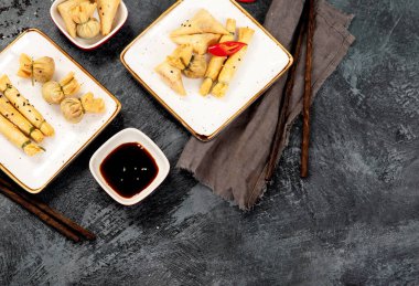 Gri arka planda farklı çöplükler var. Geleneksel Asya yemekleri. Üst görünüm, düz görünüm, kopyalama alanı