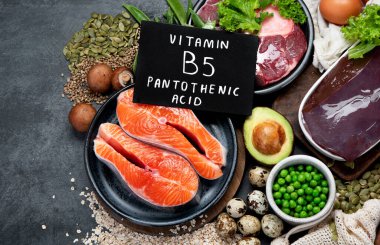 Koyu arkaplanda yüksek miktarda B5 vitamini var. Sağlıklı beslenme konsepti. Üst görünüm, düz görünüm, kopyalama alanı
