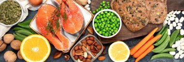 Koyu arkaplanda yüksek miktarda B1 vitamini var. Sağlıklı beslenme konsepti. Üst manzara, düz uzanma