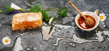 Arkaplanda bal ve bal var. Organik gıda konsepti. 