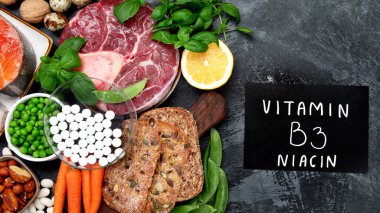 Koyu arkaplanda yüksek miktarda B3 vitamini var. Sağlıklı beslenme konsepti. Üst görünüm, düz görünüm, kopyalama alanı