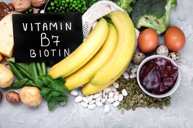 Koyu arkaplanda yüksek miktarda B7 vitamini var. Sağlıklı beslenme konsepti. Üst görünüm, düz görünüm, kopyalama alanı