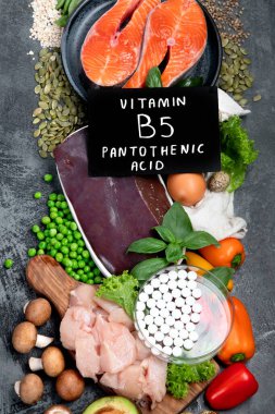 Koyu arkaplanda yüksek miktarda B5 vitamini var. Sağlıklı beslenme konsepti. Üst görünüm, düz görünüm, kopyalama alanı