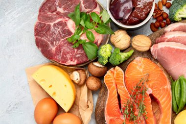 Hafif arka planda yüksek miktarda B2 vitamini. Sağlıklı beslenme konsepti. Üst görünüm, düz görünüm, kopyalama alanı