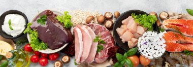 Açık gri arka planda yüksek miktarda B vitamini. Sağlıklı beslenme konsepti. Üst manzara, düz yatış, manzara