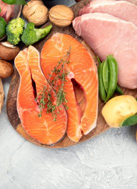 Hafif arka planda yüksek miktarda B2 vitamini. Sağlıklı beslenme konsepti. Üst görünüm, düz görünüm, kopyalama alanı