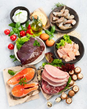 Açık gri arka planda yüksek miktarda B vitamini. Sağlıklı beslenme konsepti. Üst manzara, düz uzanma