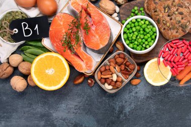 Koyu arkaplanda yüksek miktarda B1 vitamini var. Sağlıklı beslenme konsepti. Üst görünüm, düz görünüm, kopyalama alanı