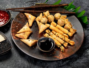 Gri arka planda farklı çöplükler var. Geleneksel Asya yemekleri. Boşluğu kopyala