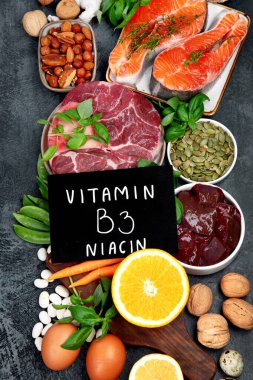 Koyu arkaplanda yüksek miktarda B3 vitamini var. Sağlıklı beslenme konsepti. Üst görünüm, düz görünüm, kopyalama alanı