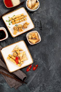 Gri arka planda farklı çöplükler var. Geleneksel Asya yemekleri. Üst görünüm, düz görünüm, kopyalama alanı