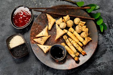 Gri arka planda farklı çöplükler var. Geleneksel Asya yemekleri. Üst manzara, düz uzanma