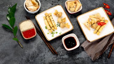 Gri arka planda farklı çöplükler var. Geleneksel Asya yemekleri. Üst görünüm, düz görünüm, kopyalama alanı