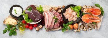 Açık gri arka planda yüksek miktarda B vitamini. Sağlıklı beslenme konsepti. Üst manzara, düz yatış, manzara