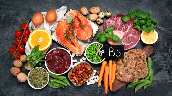 深色背景下维生素B3含量高的食物 健康饮食概念 — 图库照片