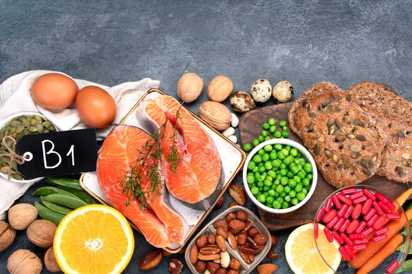 维生素B1含量高的食物 底色深 健康饮食概念 顶视图 复制空间 — 图库照片