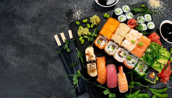 Sushi Roll Nastaveny Temném Pozadí Tradiční Pojetí Jídla Horní Pohled — Stock fotografie