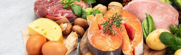 Пища с высоким содержанием витамина В2 на светлом фоне. Здоровая диета. Панорама