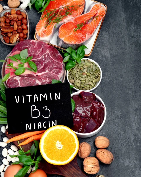 深色背景下维生素B3含量高的食物 健康饮食概念 顶视图 复制空间 — 图库照片