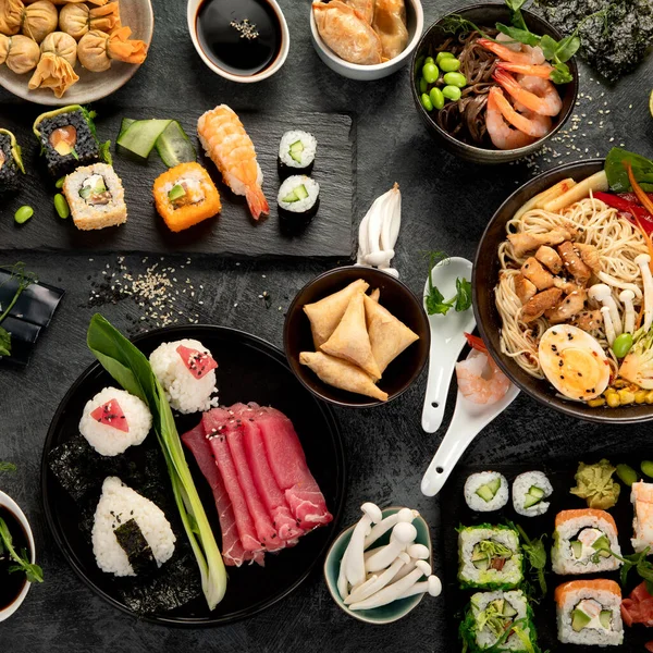 灰色の背景に日本料理や軽食 伝統的な食の概念 トップビュー フラットレイアウト — ストック写真