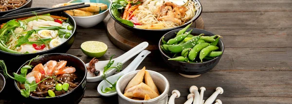 Asijské Pokrmy Občerstvení Dřevěném Pozadí Tradiční Pojetí Jídla Kopírovat Prostor — Stock fotografie