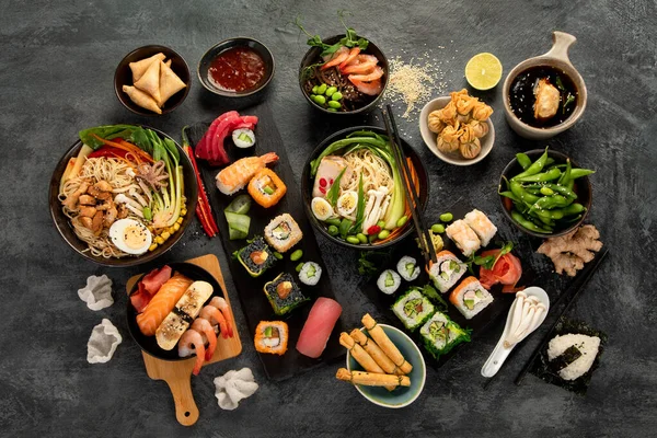 Ιαπωνικά Πιάτα Και Σνακ Γκρι Φόντο Παραδοσιακό Φαγητό Πάνω Άποψη — Φωτογραφία Αρχείου