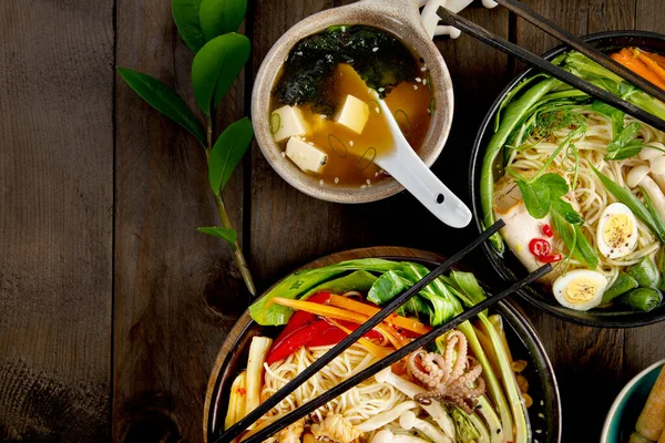 Asijské Pokrmy Občerstvení Dřevěném Pozadí Tradiční Pojetí Jídla Byt Ležel — Stock fotografie