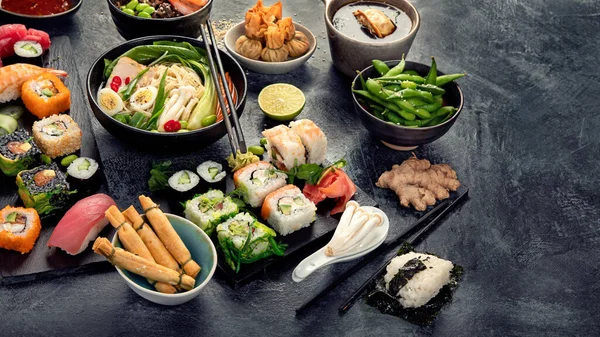 灰色の背景に日本料理や軽食 伝統的な食の概念 スペースのコピー — ストック写真