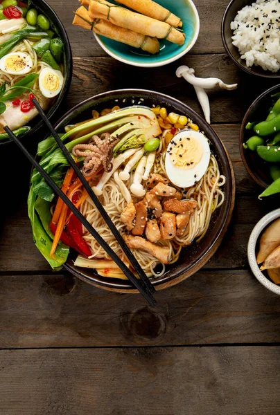木製の背景にアジア料理や軽食 伝統的な食の概念 フラットレイアウト トップビュー コピースペース — ストック写真