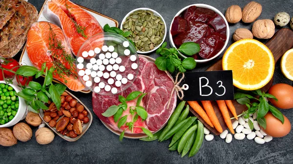 暗い背景にビタミンB3が高い食品 健康的な食事の概念 トップビュー フラットレイアウト コピースペース — ストック写真