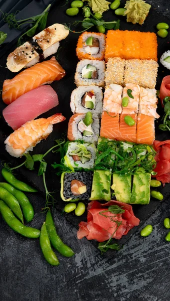 Sushi Roll Nastaveny Temném Pozadí Tradiční Pojetí Jídla Horní Pohled — Stock fotografie