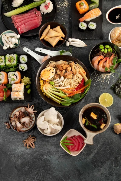 Japanse Gerechten Snacks Grijze Achtergrond Traditioneel Voedselconcept Bovenaanzicht Flat Lay — Stockfoto