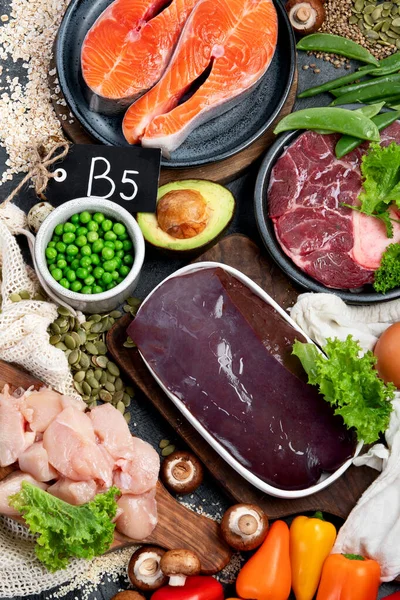 暗い背景にビタミンB5が高い食品 健康的な食事の概念 トップビュー フラットレイアウト — ストック写真