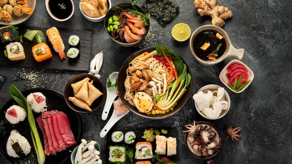 Japanische Gerichte Und Snacks Auf Grauem Hintergrund Traditionelles Ernährungskonzept Draufsicht — Stockfoto