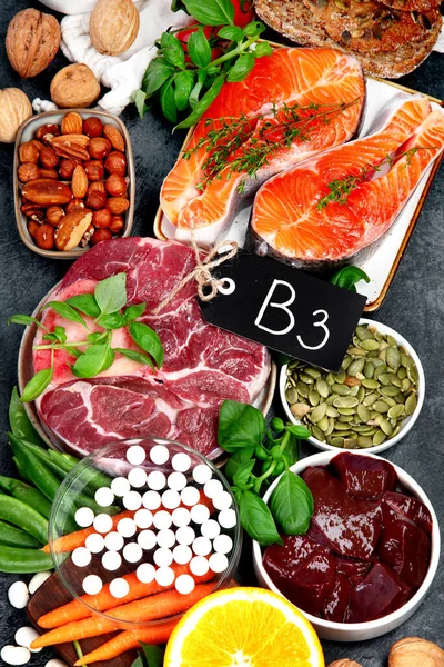 暗い背景にビタミンB3が高い食品 健康的な食事の概念 トップビュー フラットレイアウト — ストック写真