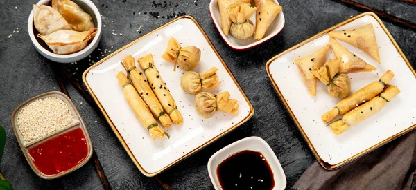 Gri arka planda farklı çöplükler var. Geleneksel Asya yemekleri. Üst görünüm