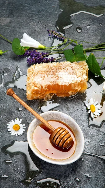 Arkaplanda bal ve bal var. Organik gıda konsepti. Üst manzara, düz uzanma