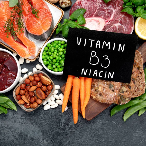 Voedsel Met Veel Vitamine Donkere Achtergrond Gezond Dieet Concept Bovenaanzicht — Stockfoto