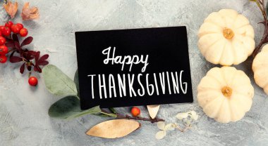 Hasat ve şenlikli kutlamalar çelenk bestelerine ilham verdi. Tatil sezonu konsepti. Üst görünüm, düz görünüm, kopyalama alanı