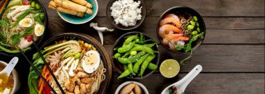 Ahşap arka planda Asya yemekleri ve atıştırmalıklar. Geleneksel gıda konsepti. Düz konum, üst görünüm, kopyalama alanı