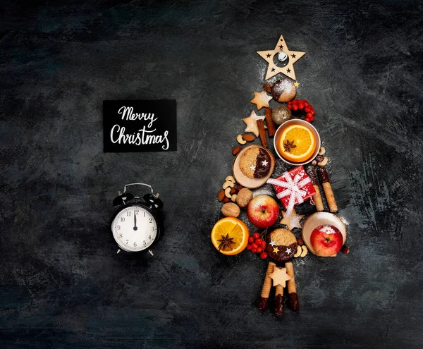 Árbol Navidad Hecho Comida Sobre Fondo Oscuro Composición Festiva Vista — Foto de Stock