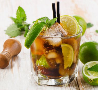 rum ile kokteyl bardak 