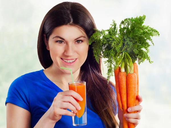 Girl drinking   carrot juice — Stock Photo, Image