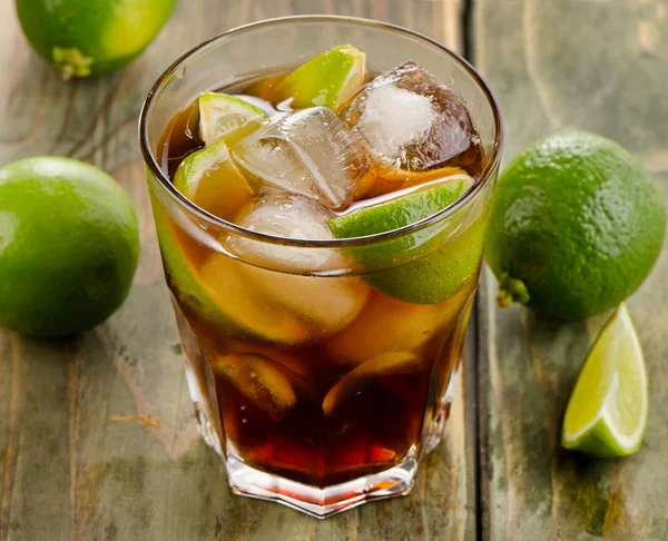 Cuba Libre met limoenen — Stockfoto