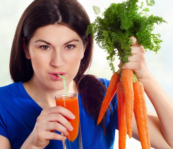 Chica bebiendo jugo de zanahoria — Foto de Stock