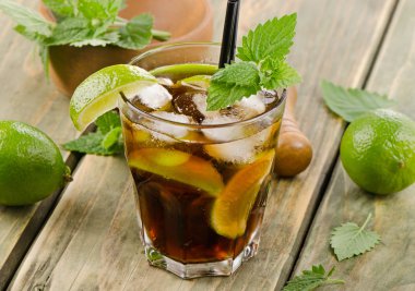 Limonlu ve naneli kokteyl